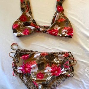 Acacia Lei Day Spain top and Verona bottoms